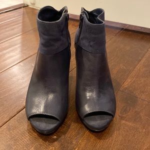 Nine West navy booties size 5.5